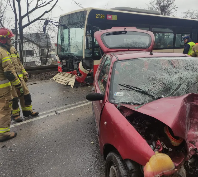 Czołowe zderzenie samochodu osobowego z autobusem miejskim to jedno z poważniejszych zdarzeń na Świętokrzyskiej w ostatnim czasie.
