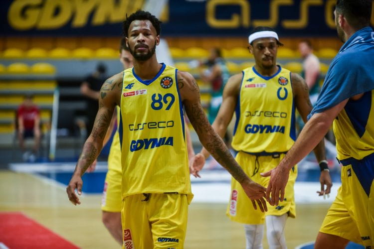Jacobi Boykins (na pierwszym planie) z powodów zdrowotnych nie mógł pomóc Asseco Arce Gdynia w meczu z wiceliderem Energa Basket Ligi.