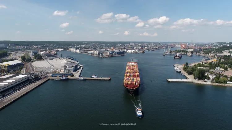 Wykonanie pogłębienia toru podejściowego i akwenów wewnętrznych w Porcie Gdynia zapewni bezpieczną żeglugę statków o długości 400 m, szerokości 58 m i zanurzeniu do 14,5 m. 