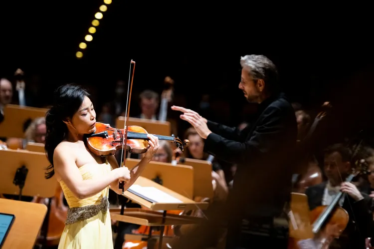 Soyoung Yoon i Michał Nesterowicz nawiązali znakomity kontakt z Orkiestrą Polskiej Filharmonii Bałtyckiej. 