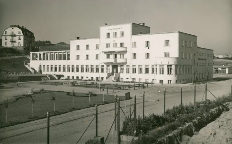 Dom Zdrojowy na zdjęciu z 1930 r. Otwarcie i poświęcenie obiektu nastąpiło rok wcześniej. Warto zwrócić uwagę na napis, który znajdował się niegdyś nad oknami najwyższej kondygnacji.