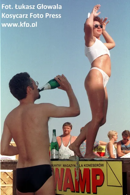 Sopot, 1997 r. Zadowolona uczestniczka w oczekiwaniu na deszcz z "szampana". 