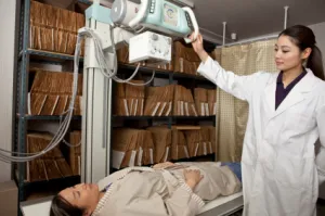 Chińscy lekarze stosują eksperymentalne praktyki, ale ryzyko biorą na siebie pacjenci.
