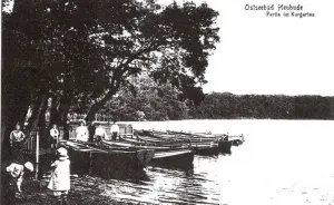 Jezioro Pusty Staw (Heidsee) leżało na terenie należącym do wzbogaconego na kopaniu bursztynu niejakiego Spechta, tego samego, do którego należała jedna z pobliskich knajp, które odwiedzili bohaterowie opowieści Pawła Pizuńskiego.