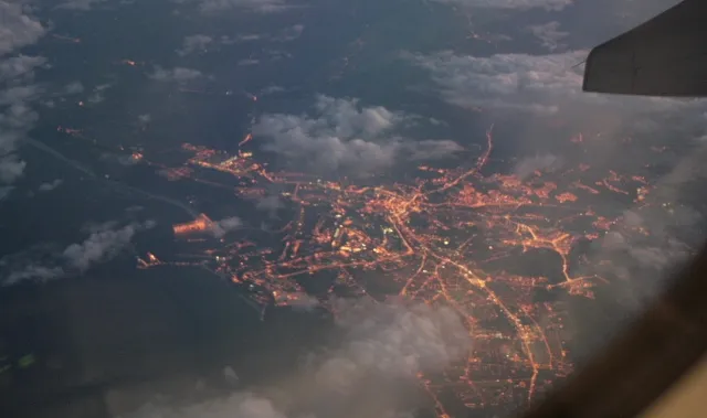 Gdańsk nocą widziany z samolotu lecącego na wysokości 11 tys. m.