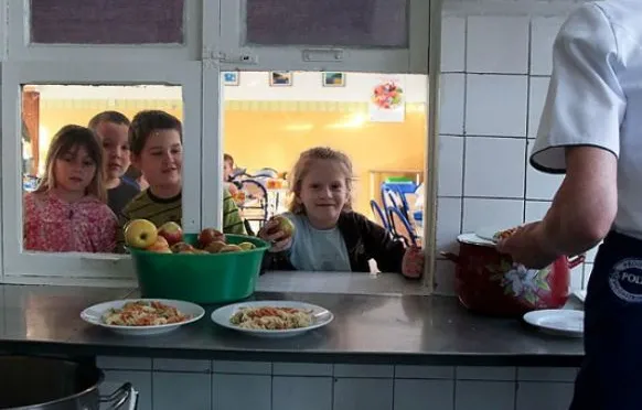 Tylko część dzieci z Trójmiasta może liczyć, że w szkole zje zdrowy i pożywny posiłek. Na zdjęciu mali szczęściarze ze szkoły podstawowej nr 39 w Gdyni.