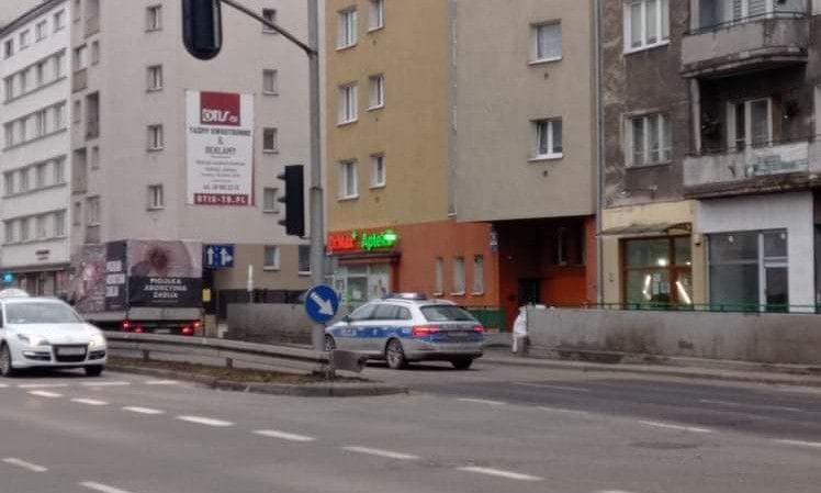 Za furgonetką antyaborcyjną w Gdyni jeździła policja, ale jej kierowca nic sobie z tego nie robił.