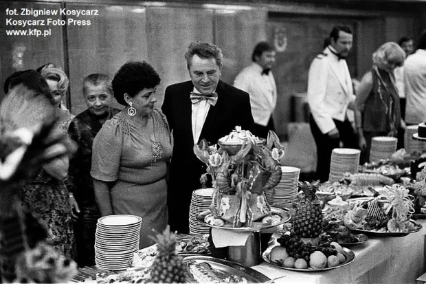 Poczęstunek przy szwedzkim stole podczas balu sylwestrowego na pokładzie ms Stefan Batory 31 grudnia 1978 r.