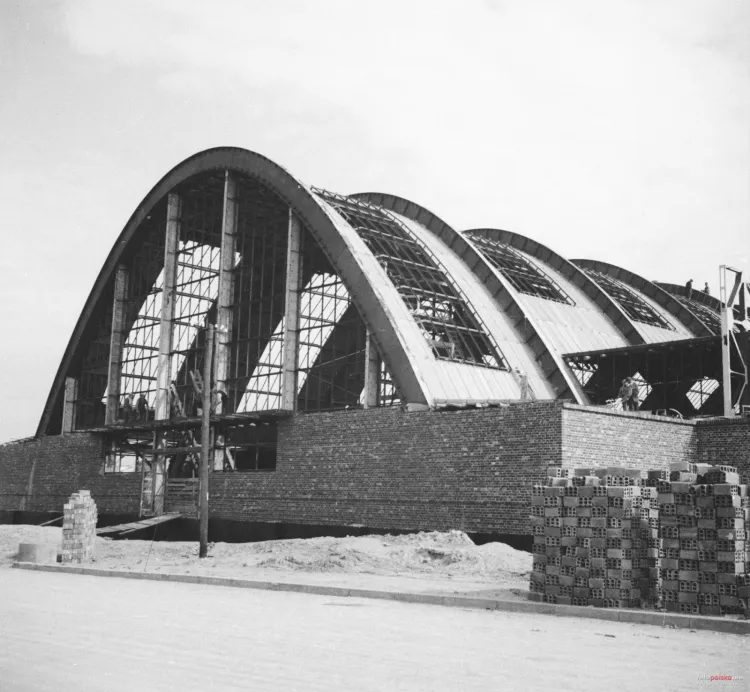 Zdjęcie z 1937 r., dokumentujące budowę hali targowej w Gdyni.