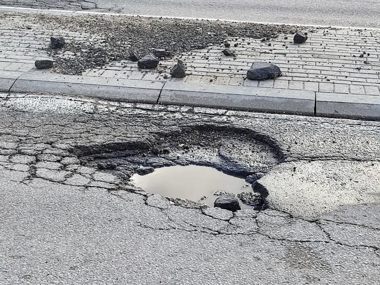 Dziury w gdyńskich ulicach mogą powodować uszkodzenia samochodów. 