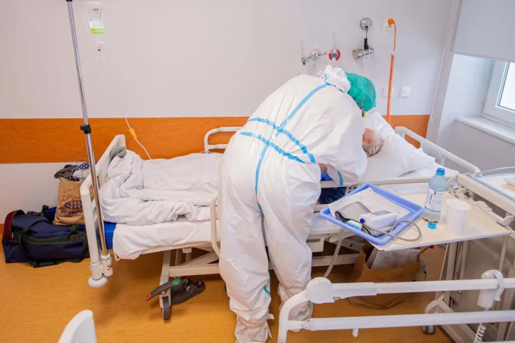 Obecnie na Pomorzu jest hospitalizowanych niespełna 860 pacjentów z COVID-19. 