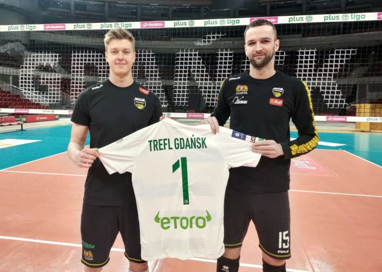 Karol Urbanowicz (z lewej) i Mateusz Mika prezentują koszulkę, którą Trefl Gdańsk otrzymał od Lechii Gdańsk.