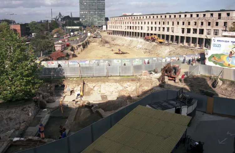 Wrzesień 1996 roku - trwa budowa City Forum, a na działce, gdzie później powstanie Krewetka, trwają prace archeologiczne.