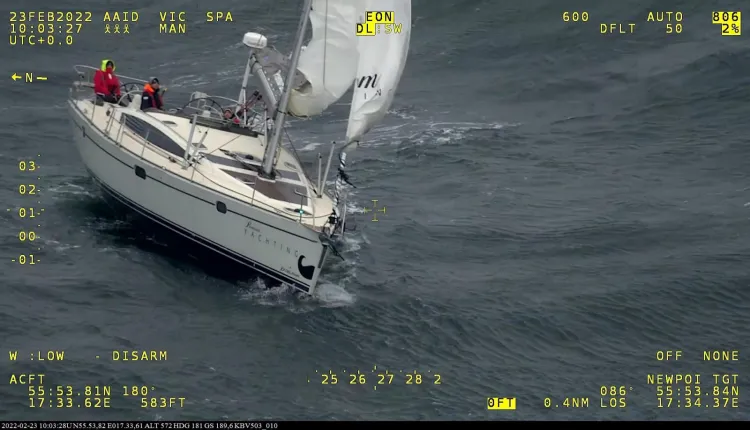 Jacht Yachting podczas operacji ratowania rozbitka, ok. 80 km od wybrzeża szwedzkiej wyspy Olandia.