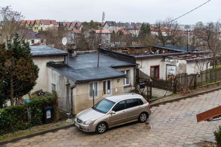 Zniszczony dach domu przy ul. Wesołej w Gdyni Wielkim Kacku 