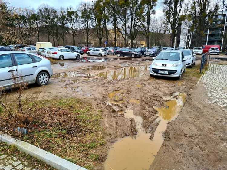 Część parkingu przy Opackiej w Oliwie po opadach deszczu zamienia się w błotne grzęzawisko. Radni chcą, aby miasto uporządkowało ten teren, powiększyło parking i wprowadziło na nim opłaty za postój.  