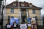 Rosjanin i Ukraińcy wspólnie dziś pikietowali pod konsulatem Niemiec w Gdańsku, protestują przeciwko łagodnej polityce Niemiec wobec Rosji.