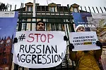 Rosjanin i Ukraińcy wspólnie dziś pikietowali pod konsulatem Niemiec w Gdańsku, protestują przeciwko łagodnej polityce Niemiec wobec Rosji. Na zdjęciu Oleksandr i Lada.