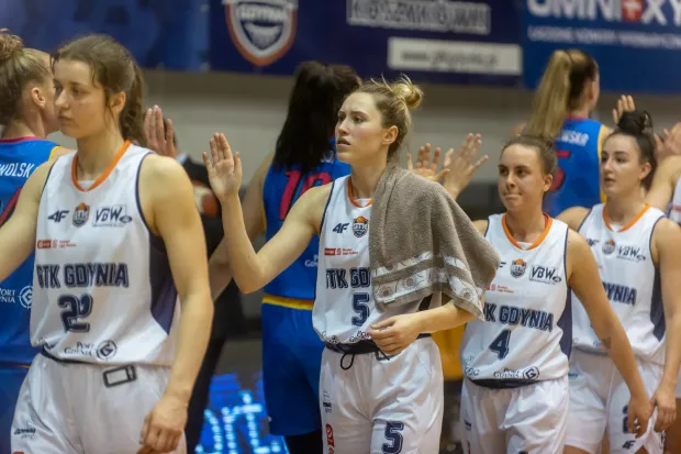 Koszykarki GTK Gdynia w sobotę zagrały z Polskie Przetwory Basket-25 Bydgoszcz. Pierwsze skrzypce grała Jowita Ossowska (na zdjęciu z nr 5).