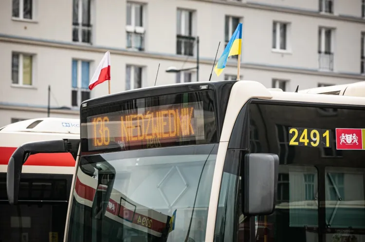 Niebiesko-żółte flagi powiewają też na tramwajach, masztach i elewacji ECS.