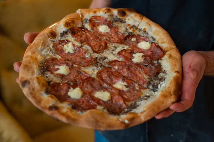 Pizza wcale nie musi być najdroższa w lokalu z piecem opalanym drewnem i zlokalizowanym przy głównej ulicy.