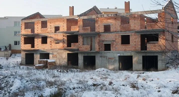 Niedokończone domy przy ul. Bosmańskiej niszczeją od wielu lat.