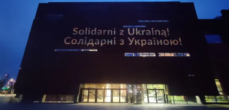 W ramach solidarności z Ukrainą podświetlony został m.in. budynek ECS.