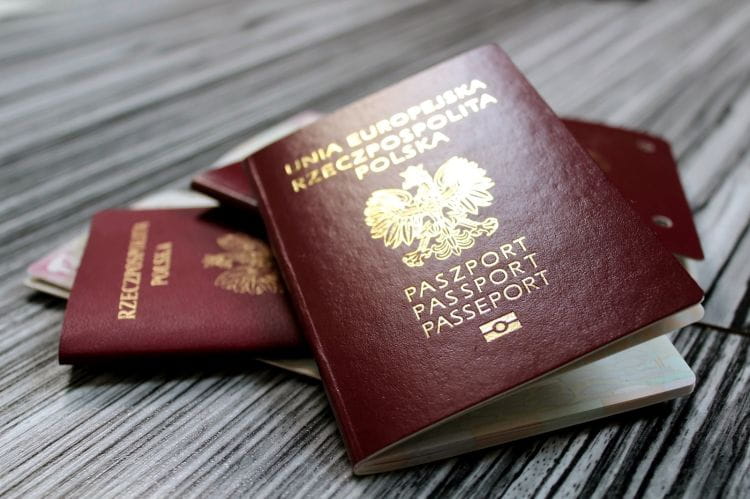 Aby wyrobić paszport, należy najpierw zarejestrować swoją wizytę przez formularz w sieci.