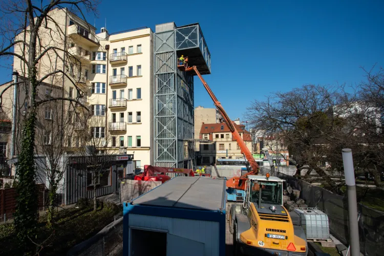 Rozbiórka wieży Infoboksu zaczęła się pod koniec lutego. 