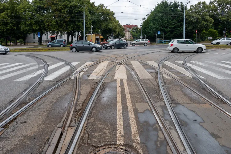 Przejścia przez torowiska to od lat problem w wielu miejscach Gdańska. W tym roku GZDiZ chce rozpocząć przebudowę łącznie 19 przejść i przejazdów przez tory tramwajowe.