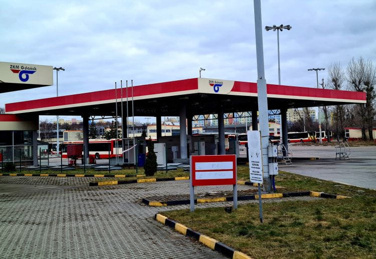 Pracownicy odkurzali autobusy na stacji paliw znajdującej się w zajezdni autobusowej przy al. Hallera. 