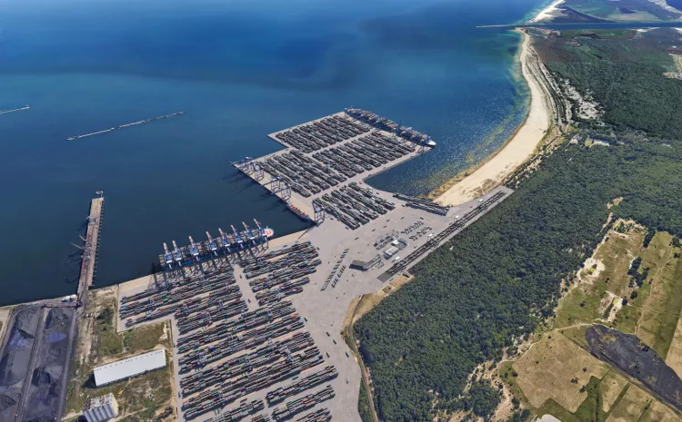 Port instalacyjny to zaplecze przemysłowo-usługowe na lądzie dla inwestycji związanych z budową i eksploatacją farm wiatrowych. Według ministra Gróbarczyka ma ono powstać w DCT. 