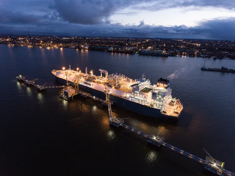 Pływający terminal LNG typu FSRU to statek regazyfikacyjno-magazynowy. Od 2015 r. pływający terminal FSRU działa w litewskim porcie Kłajpeda (na zdjęciu).


