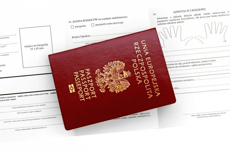 Wniosek o wydanie paszportu dla małoletniego (do 18 lat) składają rodzice lub opiekun prawny ustanowiony przez sąd. Wymagana jest obecność dziecka, które ukończyło 5 lat.