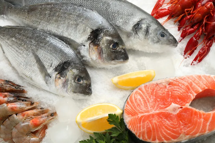Mrożone ryby i owoce morza wykorzystywane w gastronomii to tajemnica poliszynela. We własnym gronie żartują, że łatwiej wskazać lokale, które stosują wyłącznie świeże produkty, niż te, które nigdy nie korzystają z mrożonek. 