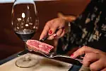 Włowina Wagyu, najdroższa wołowina świata, podawana jest w restauracji Pescado.