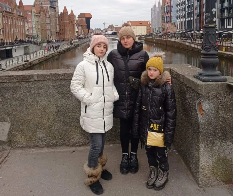 Dorośli od wojny myślami nie uciekną, ale dzieciom jest łatwiej. Dlatego Żenia, w wolnych chwilach od pracy, zwiedza z córkami Gdańsk.