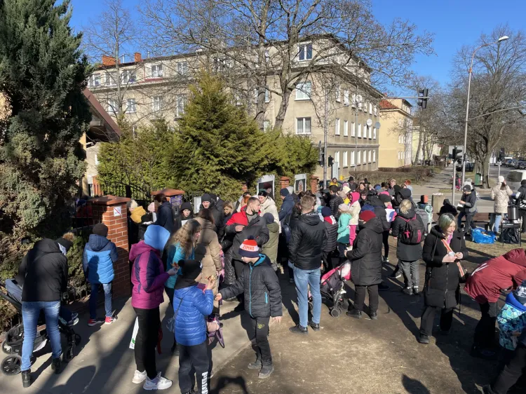Długa kolejka przed ukraińskim konsulatem w Gdańsku. Załatwienie spraw zajmuje tu nawet kilka godzin.