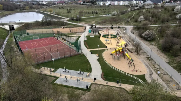 Urządzenie terenów rekreacyjno-sportowych przy zbiorniku retencyjnym Augustowska to jeden z przykładów projektów realizowanych ze środków budżetu Obywatelskiego.