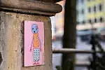 Tajemnicze street artowe tabliczki na Długim Targu 