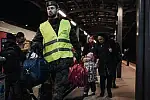 Uchodźcy docierają do Trójmiasta na różne sposoby. Samorząd Pomorza zorganizował już kilka specjalnych pociągów do Gdyni. Ukraińcy mogą podróżować też regularnymi pociągami PKP oraz transportami organizowanymi przez wolontariuszy.
