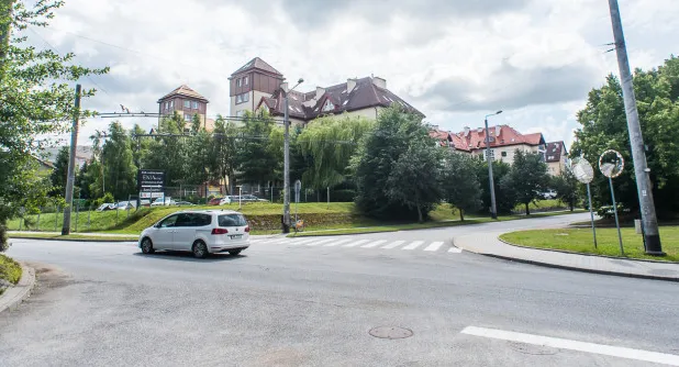 Rozbudowa skrzyżowania na Dąbrowie pomoże pieszym i kierowcom.