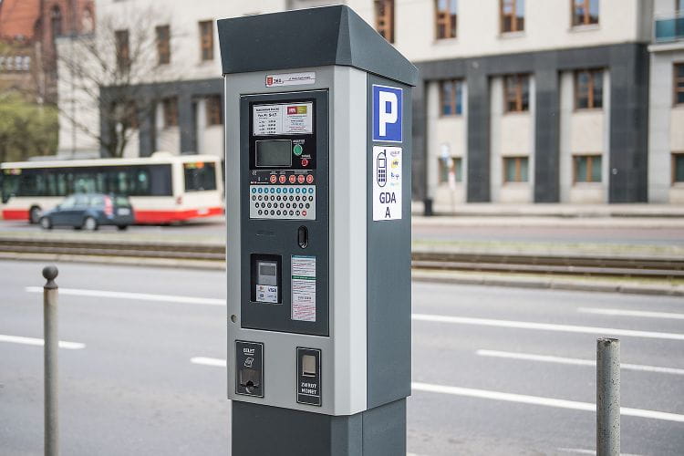Opłaty za parkowanie dokonuje się za pomocą monet, BLIK-a lub zbliżeniowo kartami płatniczymi w parkometrach ustawianych w pobliżu miejsc postojowych lub za pomocą aplikacji mobilnych w telefonach komórkowych.
