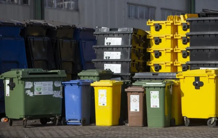 Segregacja śmieci na szkło, papier, plastik i odpady bio jest obowiązkowa. To, co nie pasuje do żadnej z tych kategorii, powinno trafiać do pojemnika na odpady resztkowe.