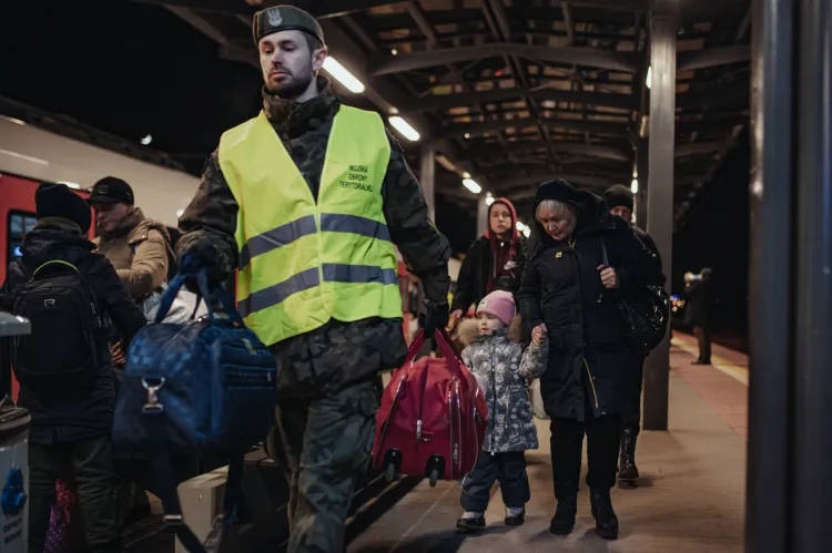 Uchodźcy docierają do Trójmiasta na różne sposoby. Samorząd Pomorza zorganizował już kilka specjalnych pociągów do Gdyni. Ukraińcy mogą podróżować też regularnymi pociągami PKP oraz transportami organizowanymi przez wolontariuszy.