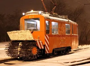 Czarownica, czyli pojazd usuwający lód z szyn tramwajowych.