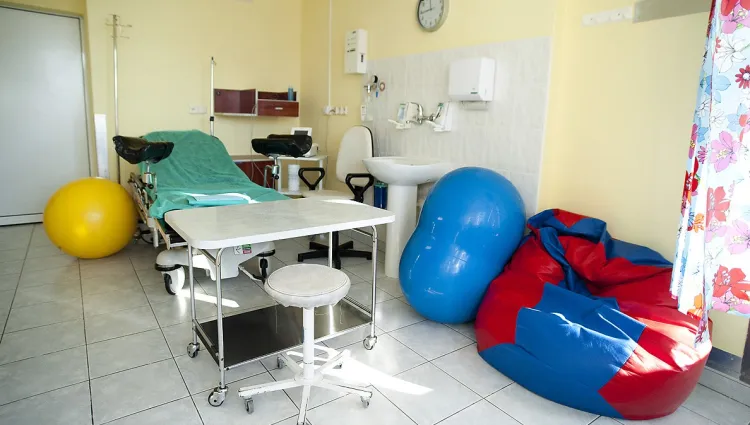 Jedna z salek porodowych w Szpitalu Św. Wojciecha na Zaspie. Na zdjęciu widać m.in. piłki i worek sako.