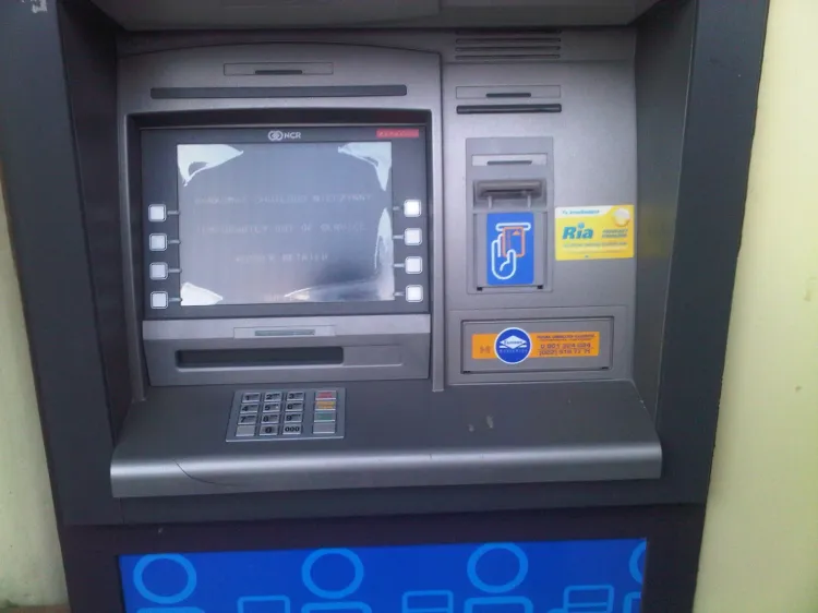 Bankomat z zamontowaną przez oszustów nakładką