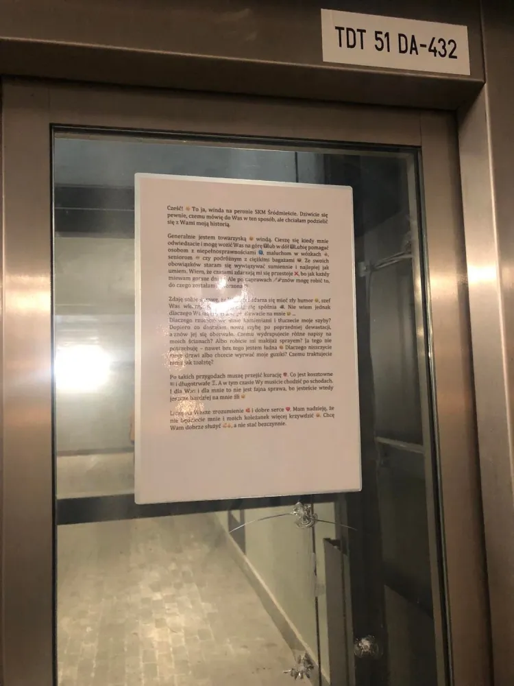 Zalaminowany list zawisł na stłuczonej szybie windy. Szkło zostało zniszczone zaledwie kilka dni po jego wymianie na nowe. Poprzednie też zostało stłuczone.