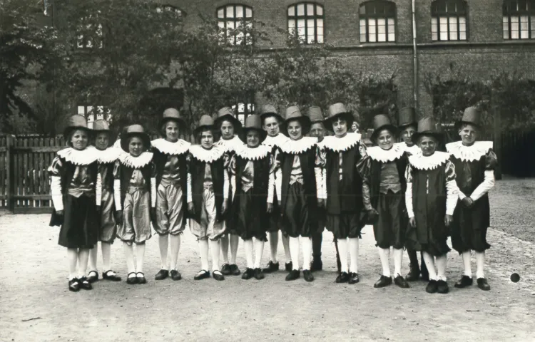Zdjęcie wykonano w 1938 r. obok polskiej szkoły przy ul. Wałowej 21 w Gdańsku. Wchodziło ono w skład albumu, który został przekazany przez gdańskich Polaków marszałkowi Edwardowi Rydzowi Śmigłemu.